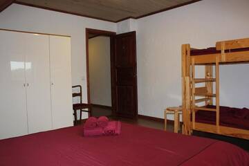 Фото номера Четырехместный номер с общей ванной комнатой Гостевой дом Krapi Guesthouse г. Treimani 3